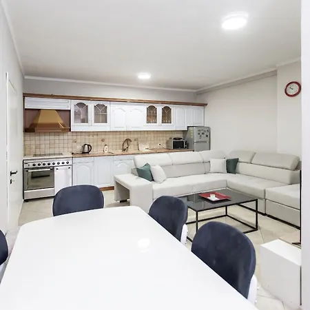 Daire We 2br In Center Tiran