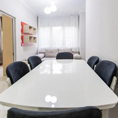 We 2br In Center Daire